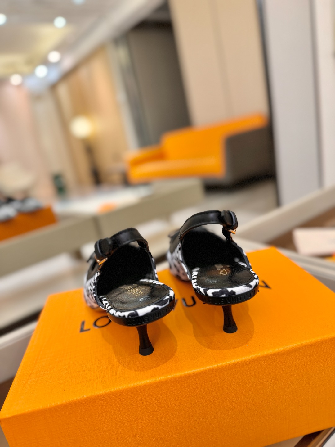 【代购级】、Louis Vuitton 官网春夏系列！完美楦型、中跟后空鞋🆕、官网同步更新Lv五金 “l