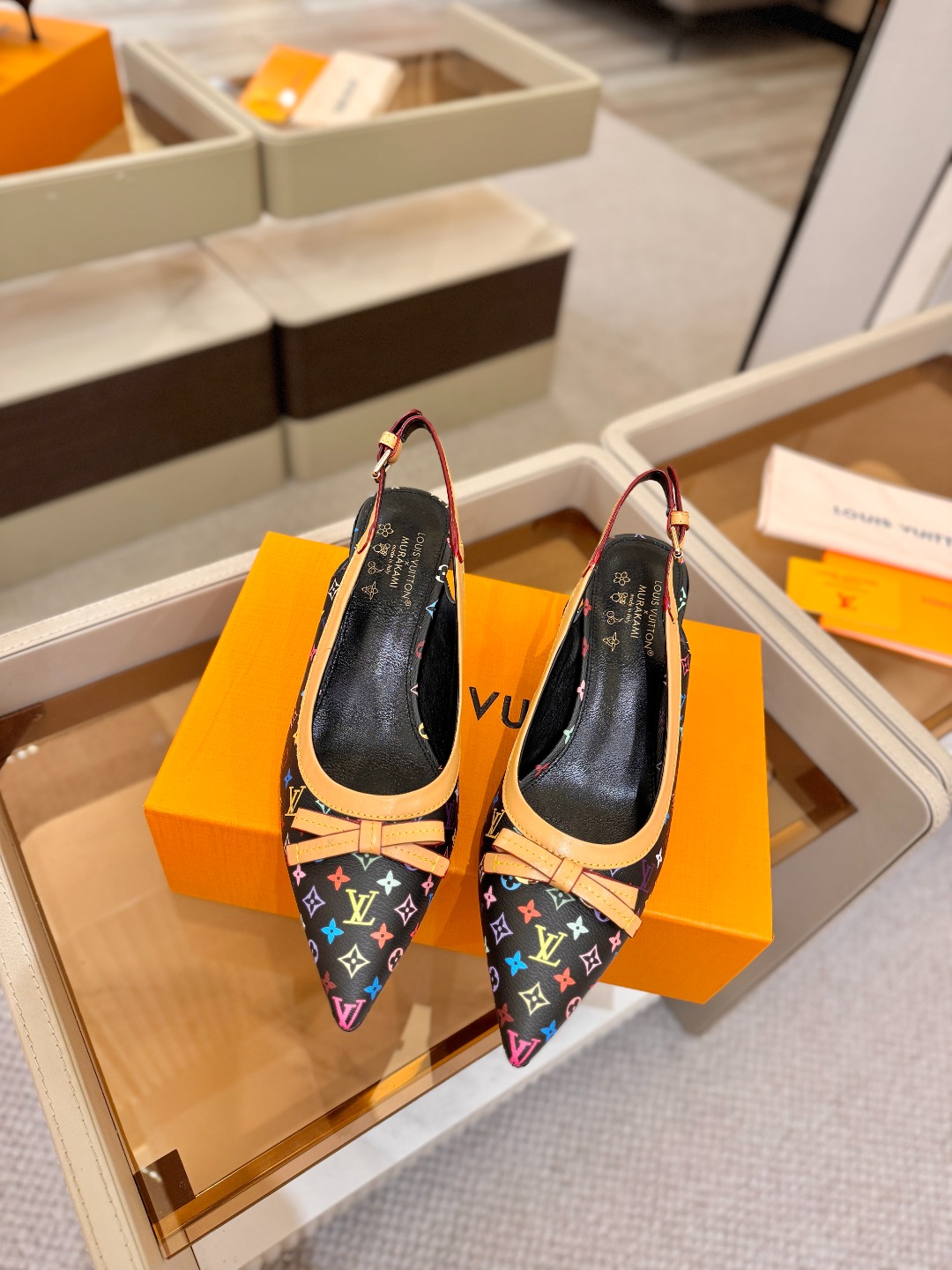 【代购级】、Louis Vuitton 官网春夏系列！完美楦型、中跟后空鞋🆕、官网同步更新Lv五金 “l