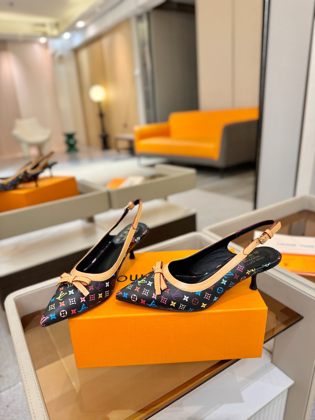 【代购级】、Louis Vuitton 官网春夏系列！完美楦型、中跟后空鞋🆕、官网同步更新Lv五金 “l