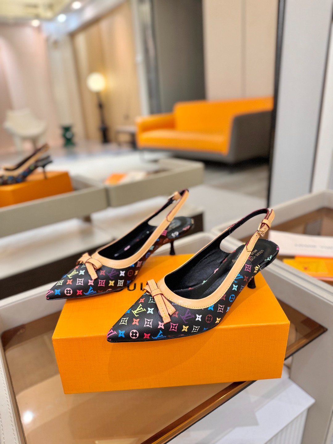 【代购级】、Louis Vuitton 官网春夏系列！完美楦型、中跟后空鞋🆕、官网同步更新Lv五金 “l