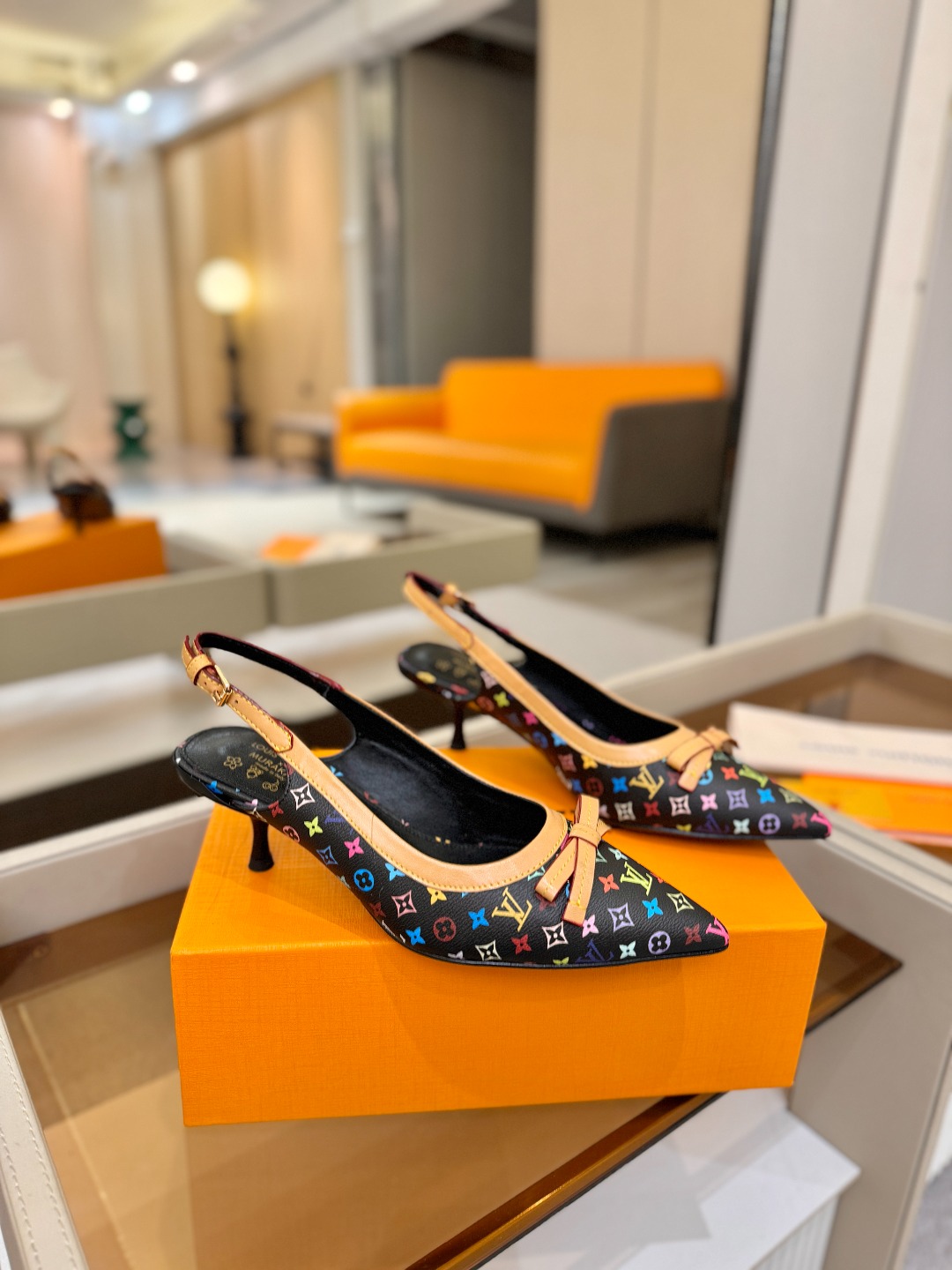 【代购级】、Louis Vuitton 官网春夏系列！完美楦型、中跟后空鞋🆕、官网同步更新Lv五金 “l