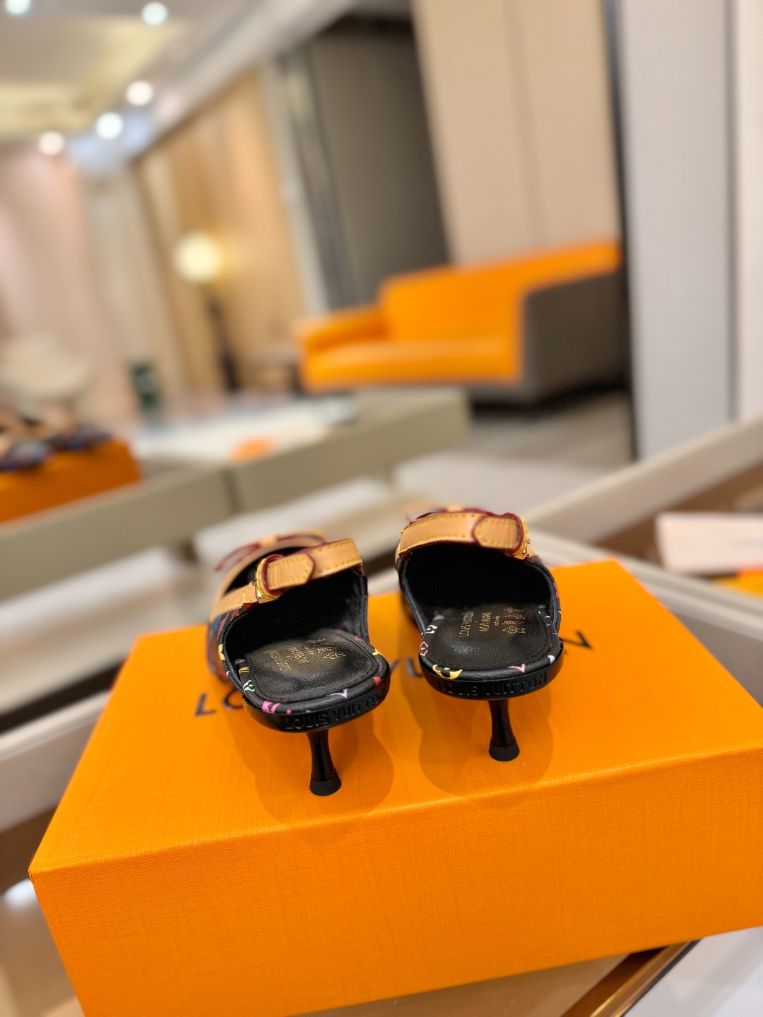 【代购级】、Louis Vuitton 官网春夏系列！完美楦型、中跟后空鞋🆕、官网同步更新Lv五金 “l