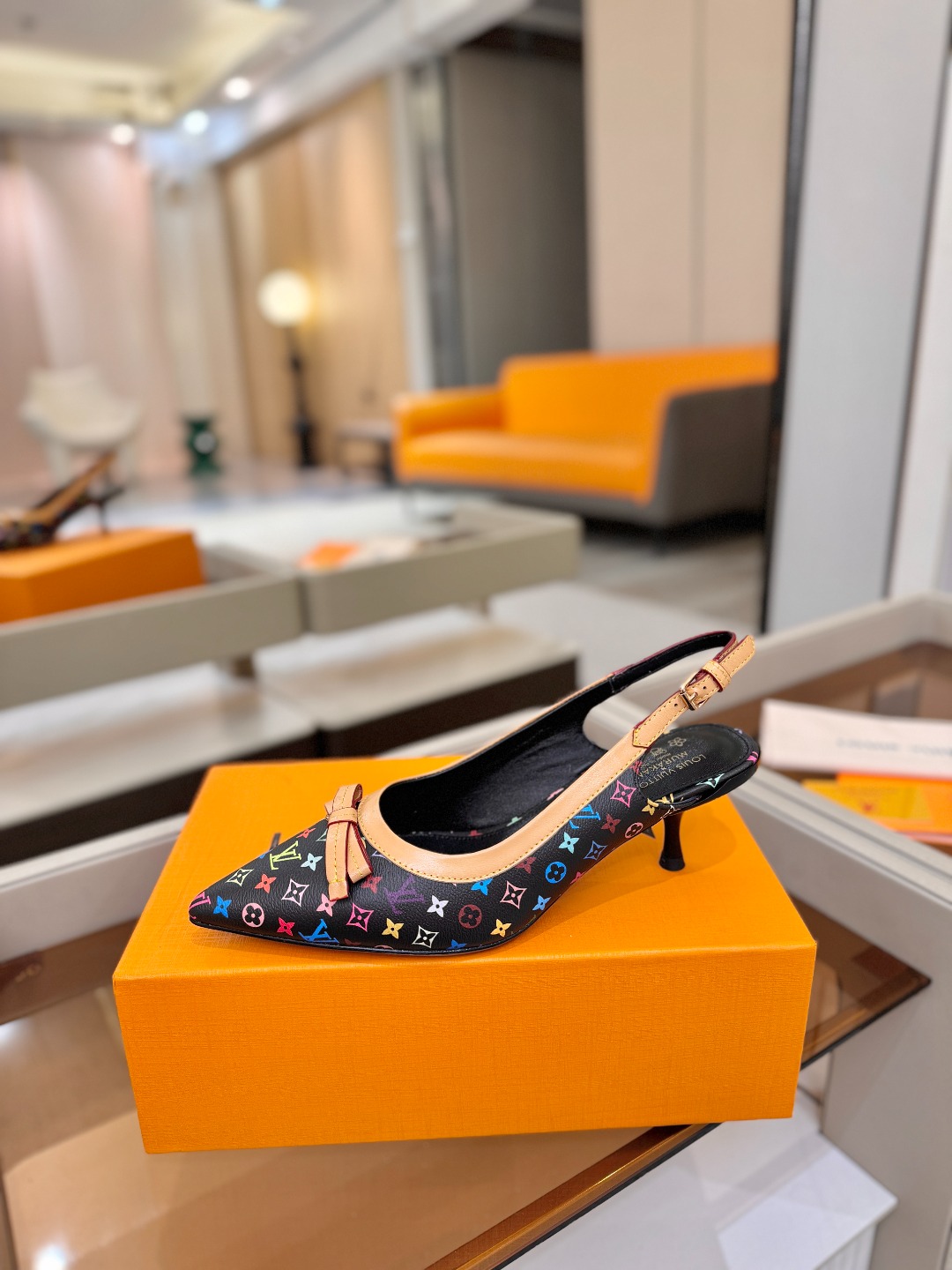 【代购级】、Louis Vuitton 官网春夏系列！完美楦型、中跟后空鞋🆕、官网同步更新Lv五金 “l