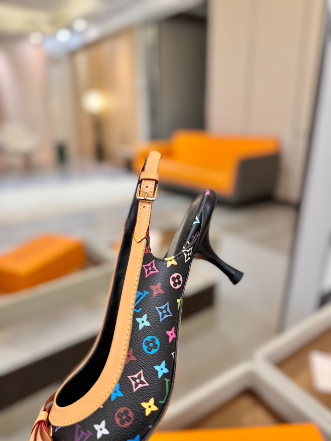 【代购级】、Louis Vuitton 官网春夏系列！完美楦型、中跟后空鞋🆕、官网同步更新Lv五金 “l