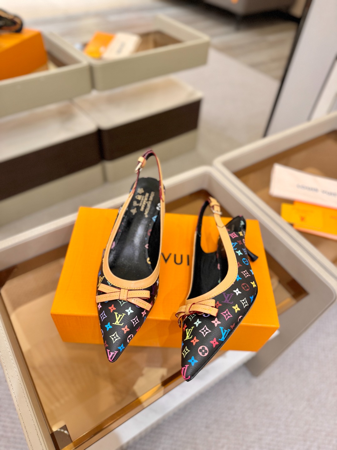 【代购级】、Louis Vuitton 官网春夏系列！完美楦型、中跟后空鞋🆕、官网同步更新Lv五金 “l