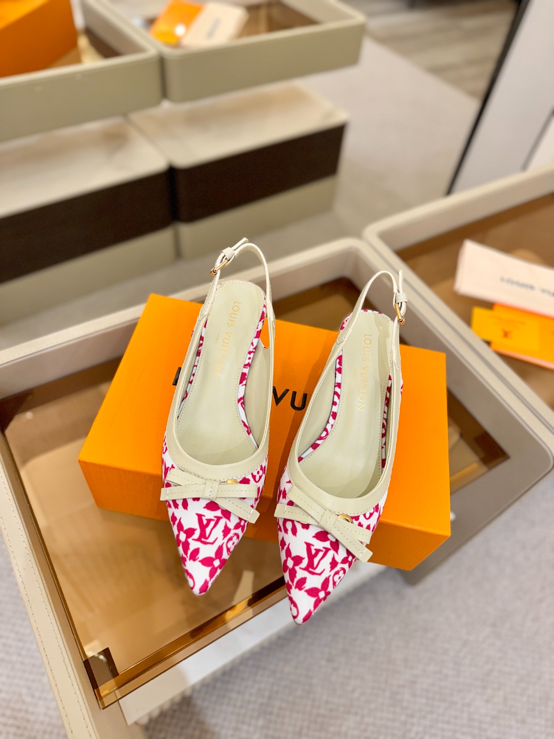 【代购级】、Louis Vuitton 官网春夏系列！完美楦型、中跟后空鞋🆕、官网同步更新Lv五金 “l
