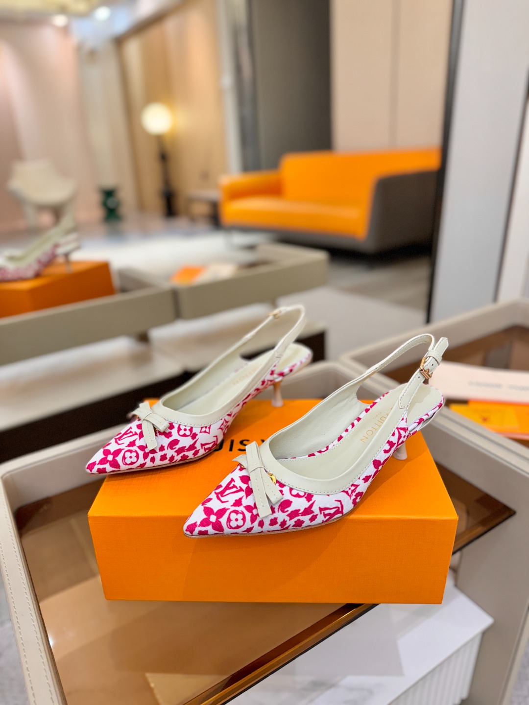 【代购级】、Louis Vuitton 官网春夏系列！完美楦型、中跟后空鞋🆕、官网同步更新Lv五金 “l