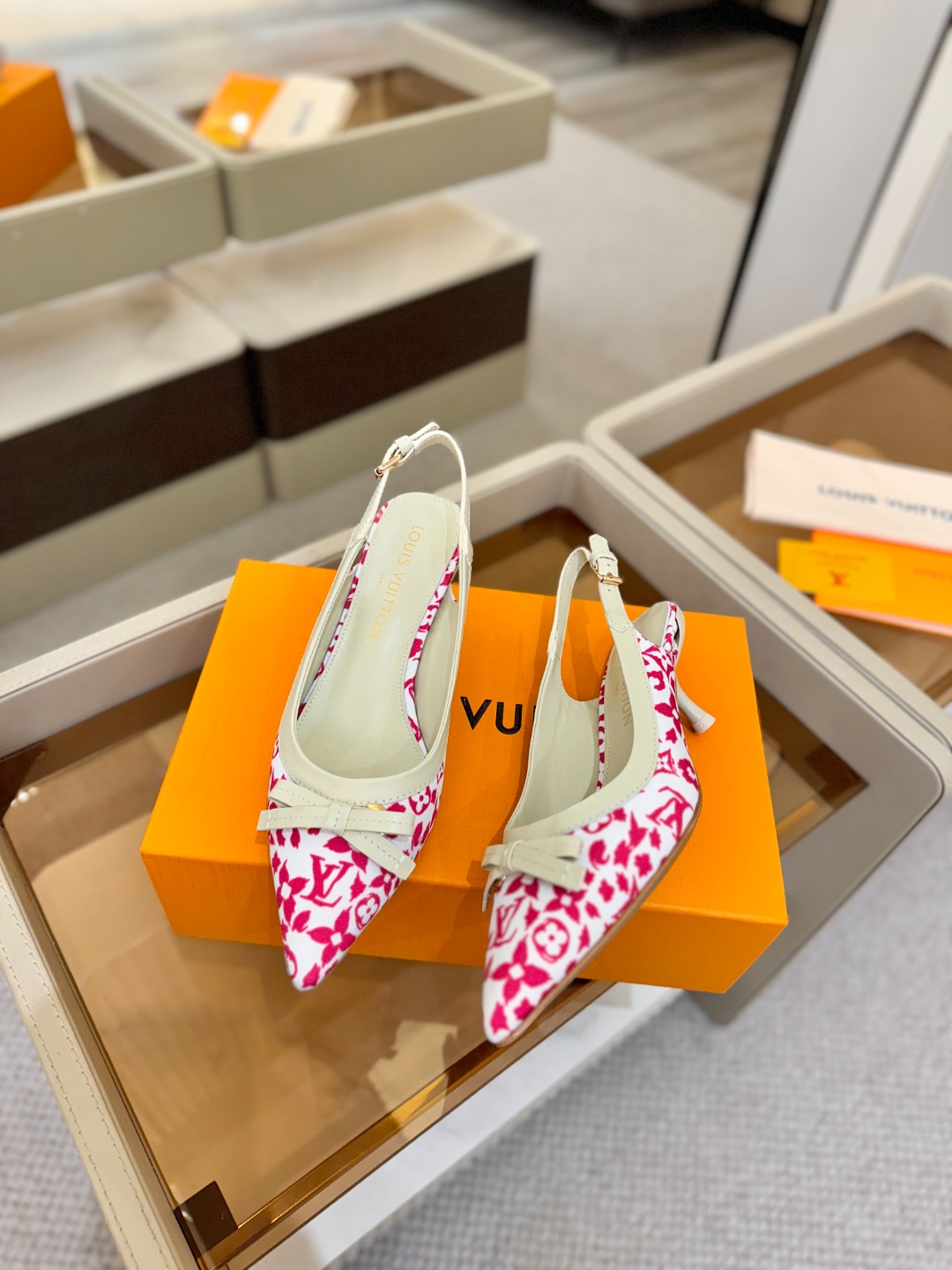 【代购级】、Louis Vuitton 官网春夏系列！完美楦型、中跟后空鞋🆕、官网同步更新Lv五金 “l