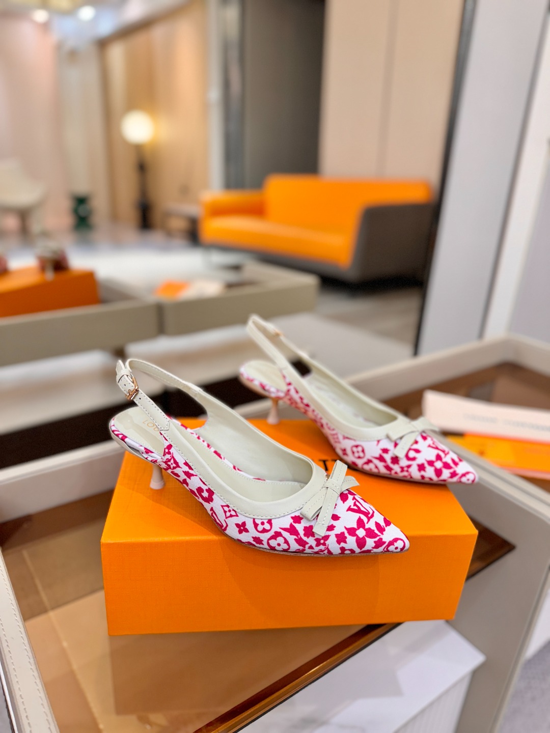 【代购级】、Louis Vuitton 官网春夏系列！完美楦型、中跟后空鞋🆕、官网同步更新Lv五金 “l