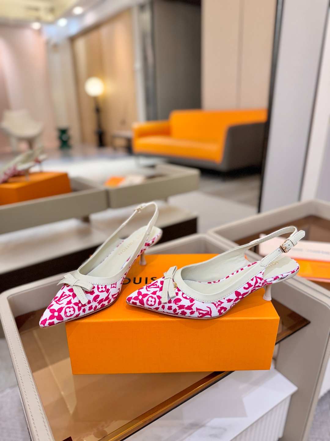 【代购级】、Louis Vuitton 官网春夏系列！完美楦型、中跟后空鞋🆕、官网同步更新Lv五金 “l