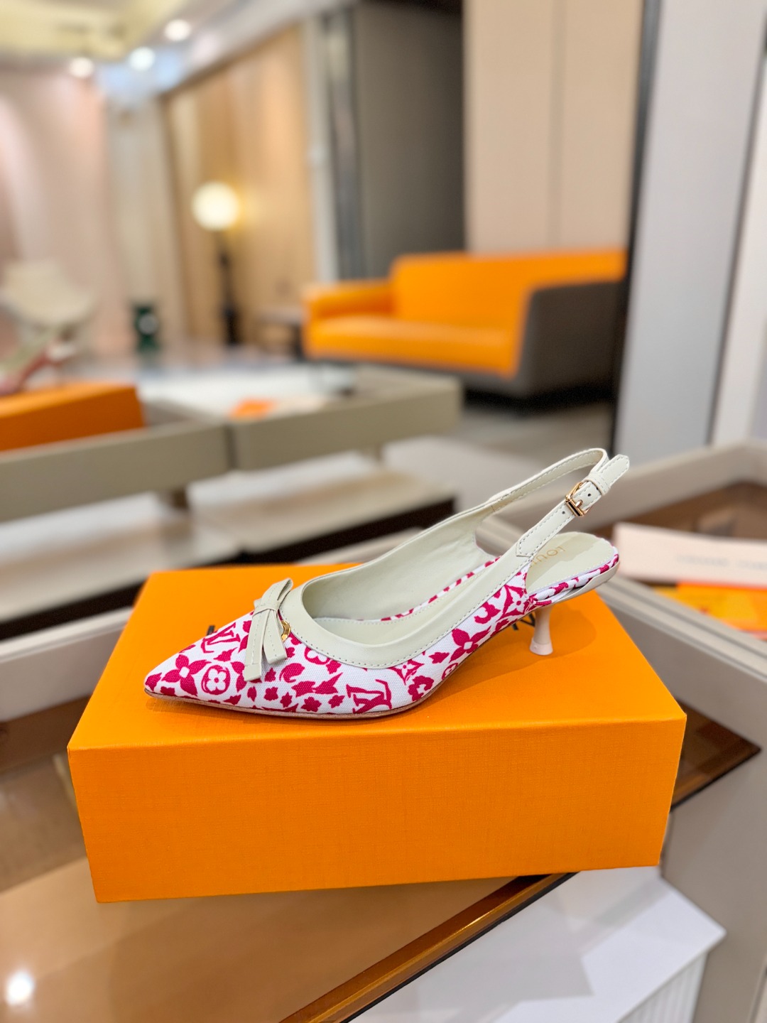 【代购级】、Louis Vuitton 官网春夏系列！完美楦型、中跟后空鞋🆕、官网同步更新Lv五金 “l