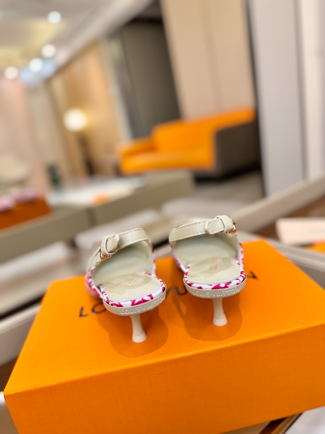 【代购级】、Louis Vuitton 官网春夏系列！完美楦型、中跟后空鞋🆕、官网同步更新Lv五金 “l