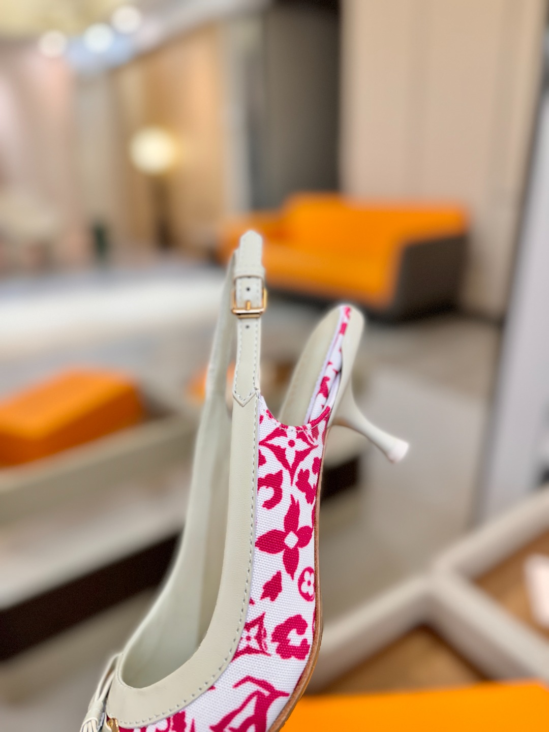 【代购级】、Louis Vuitton 官网春夏系列！完美楦型、中跟后空鞋🆕、官网同步更新Lv五金 “l