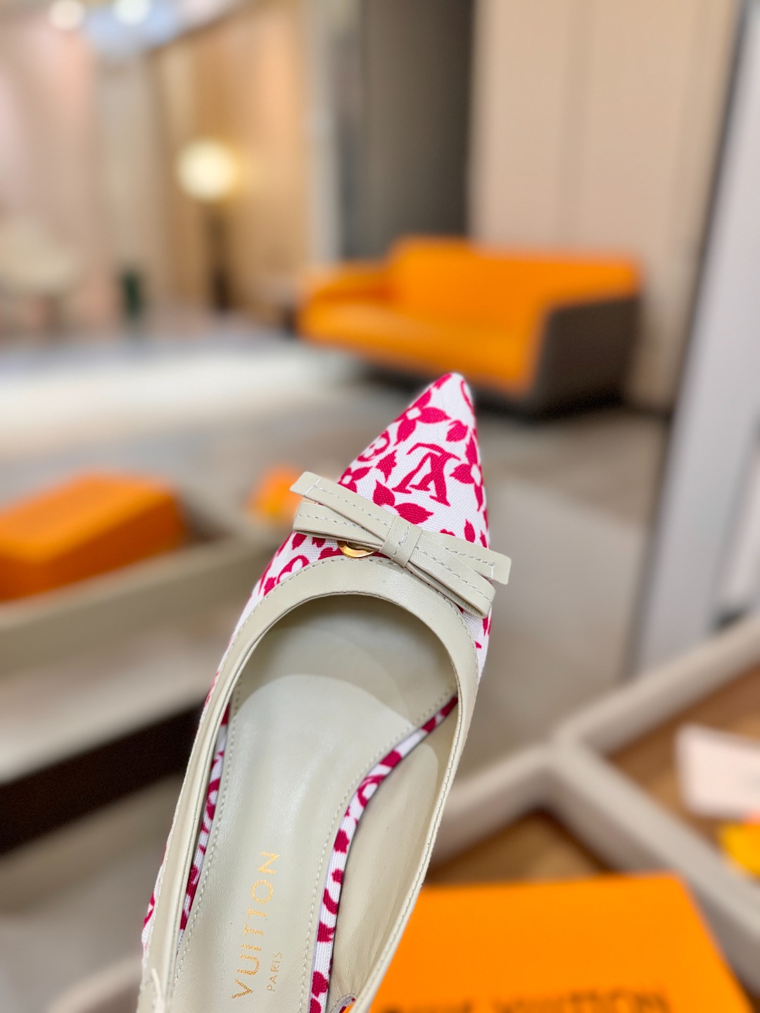 【代购级】、Louis Vuitton 官网春夏系列！完美楦型、中跟后空鞋🆕、官网同步更新Lv五金 “l