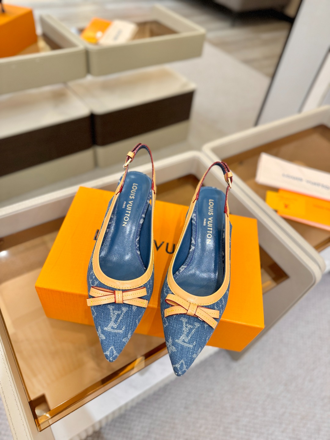【代购级】、Louis Vuitton 官网春夏系列！完美楦型、中跟后空鞋🆕、官网同步更新Lv五金 “l