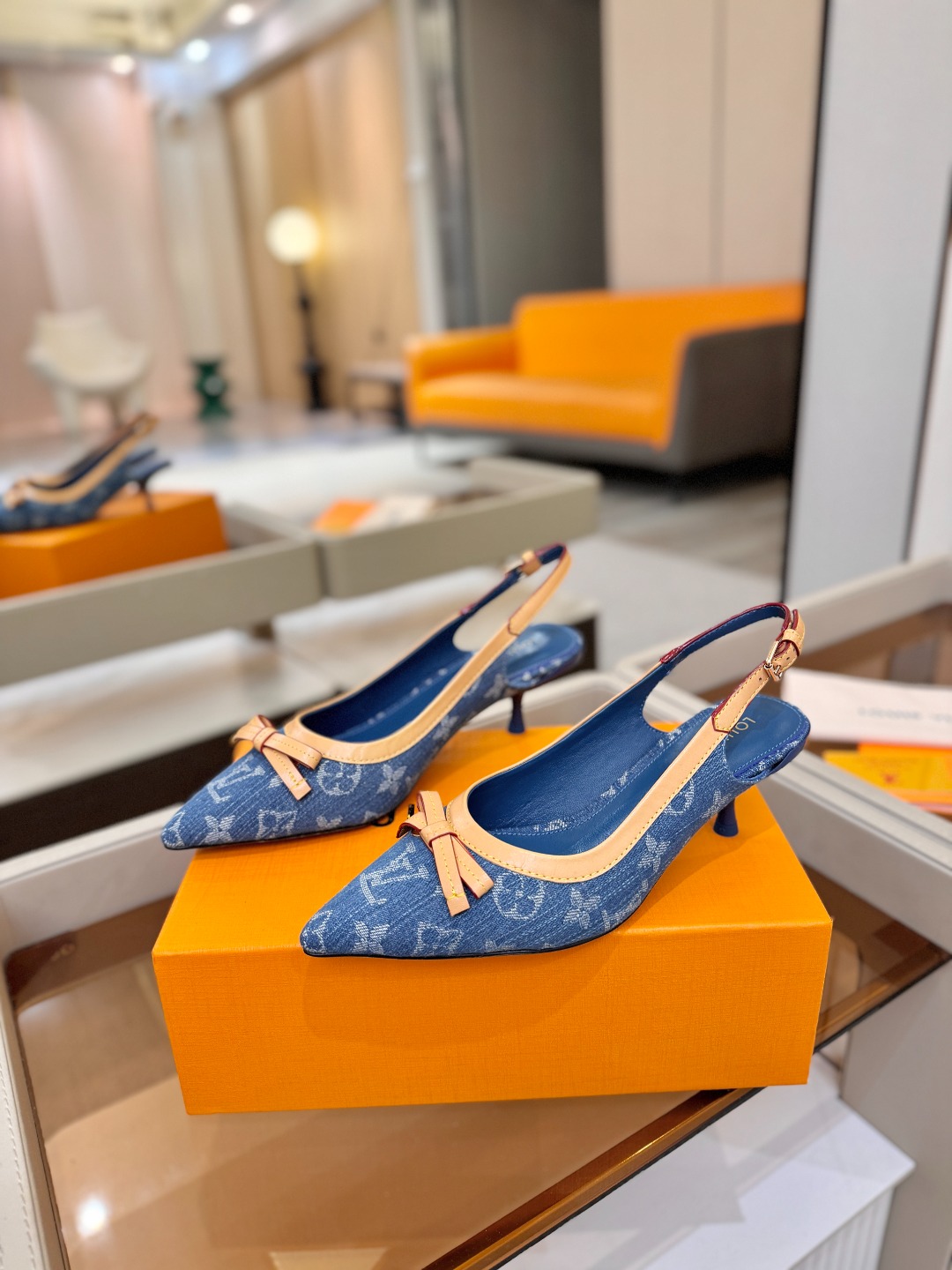 【代购级】、Louis Vuitton 官网春夏系列！完美楦型、中跟后空鞋🆕、官网同步更新Lv五金 “l