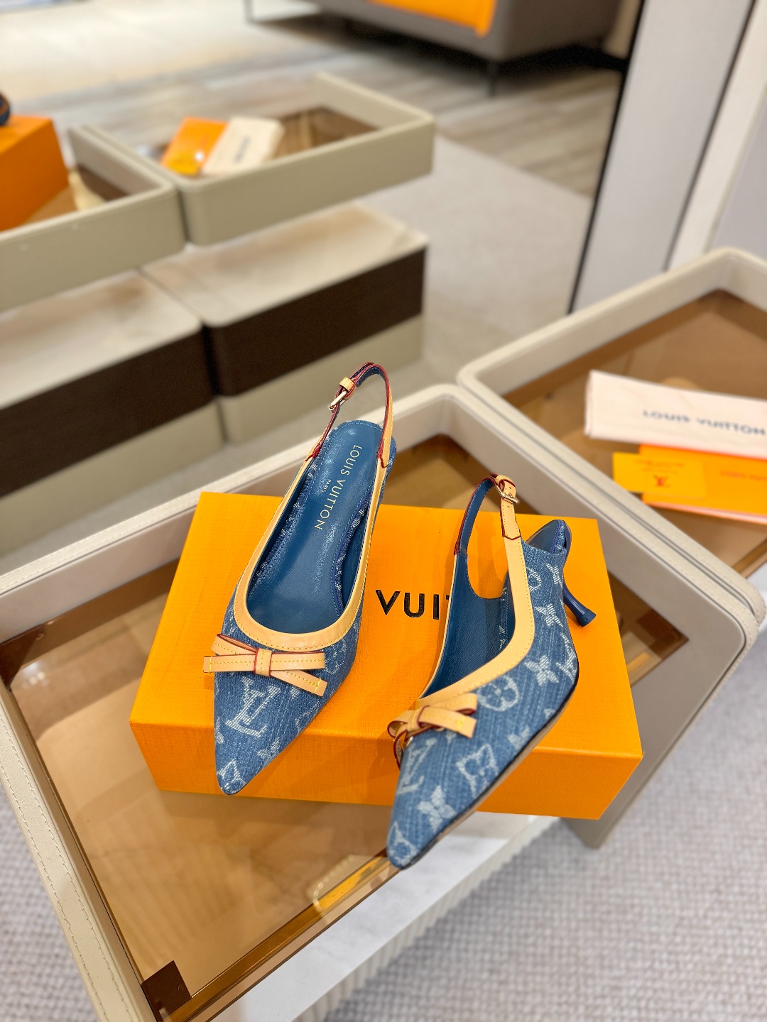 【代购级】、Louis Vuitton 官网春夏系列！完美楦型、中跟后空鞋🆕、官网同步更新Lv五金 “l