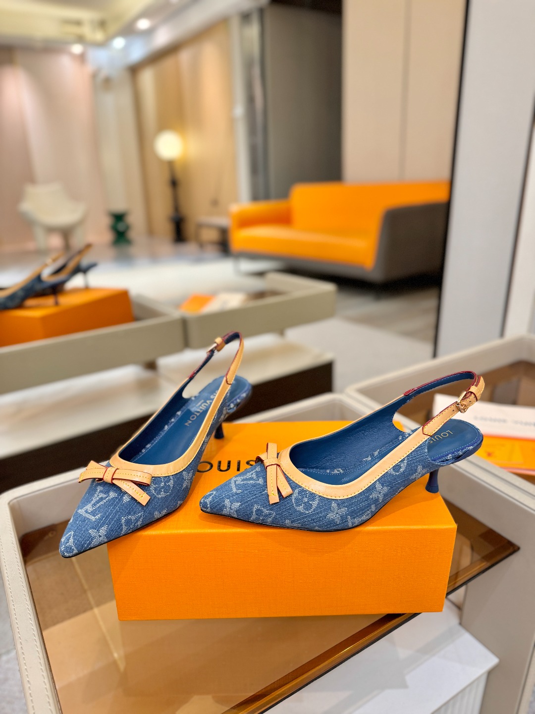 【代购级】、Louis Vuitton 官网春夏系列！完美楦型、中跟后空鞋🆕、官网同步更新Lv五金 “l