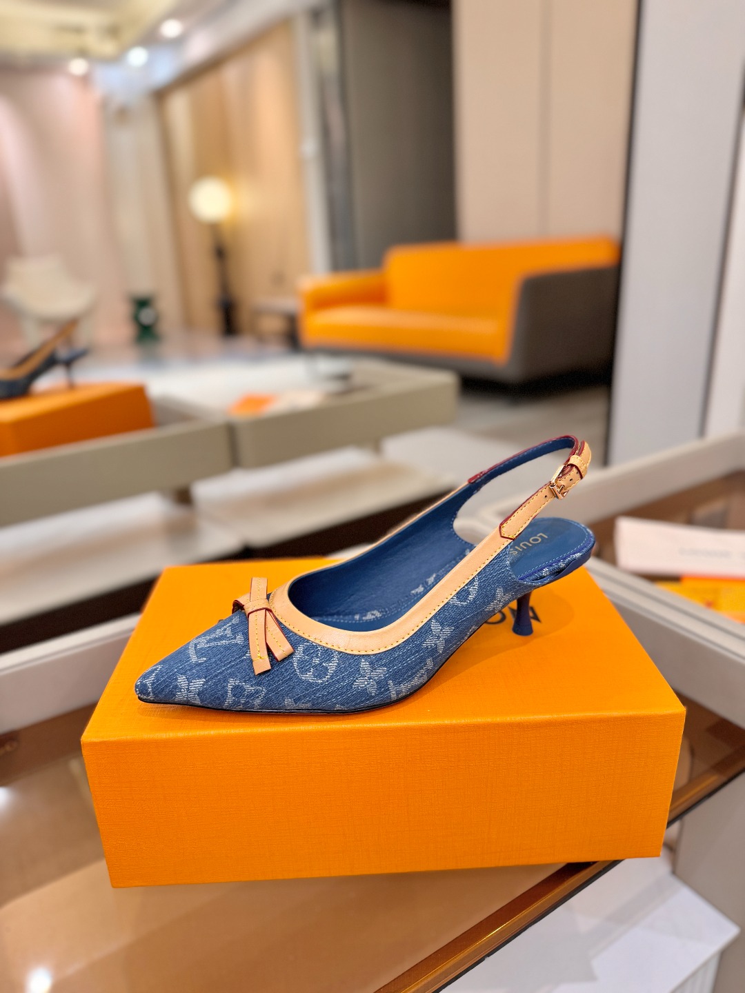 【代购级】、Louis Vuitton 官网春夏系列！完美楦型、中跟后空鞋🆕、官网同步更新Lv五金 “l
