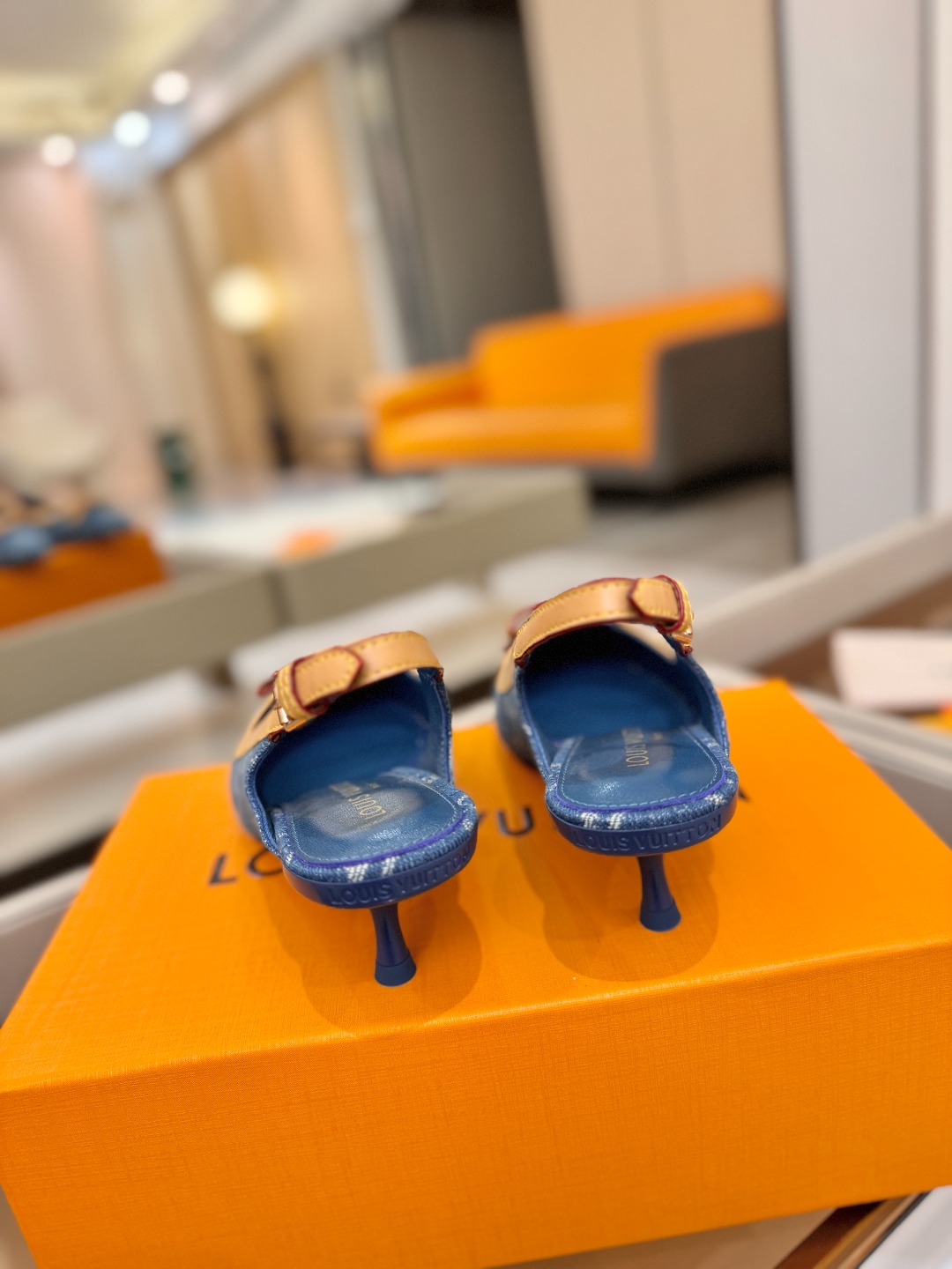 【代购级】、Louis Vuitton 官网春夏系列！完美楦型、中跟后空鞋🆕、官网同步更新Lv五金 “l