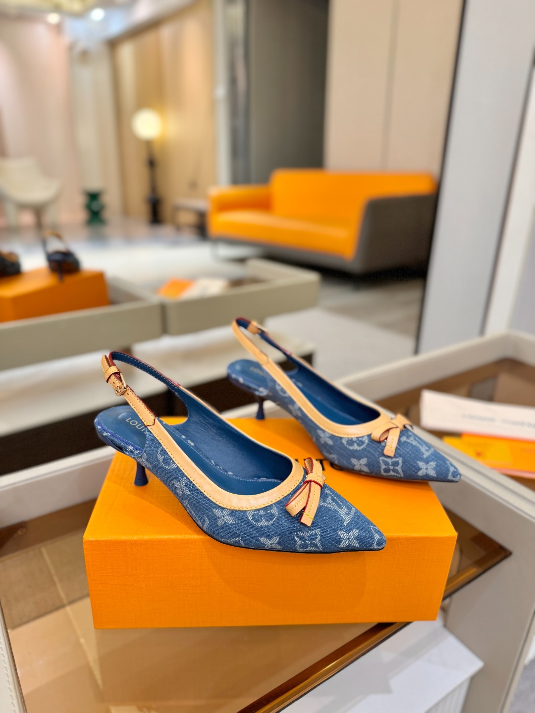 【代购级】、Louis Vuitton 官网春夏系列！完美楦型、中跟后空鞋🆕、官网同步更新Lv五金 “l