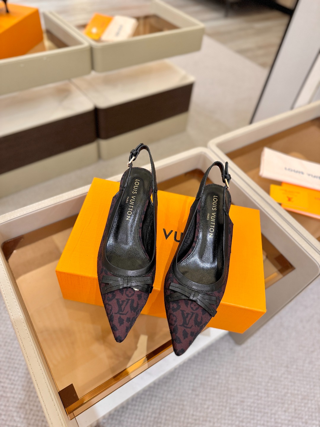 【代购级】、Louis Vuitton 官网春夏系列！完美楦型、中跟后空鞋🆕、官网同步更新Lv五金 “l