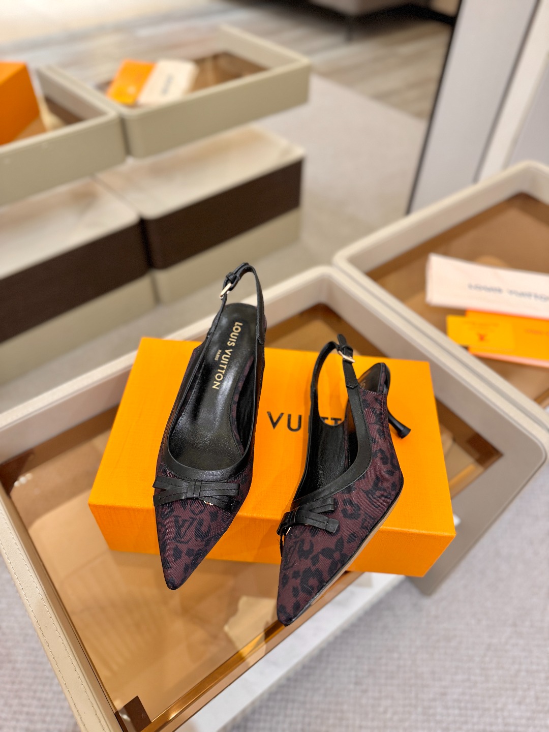 【代购级】、Louis Vuitton 官网春夏系列！完美楦型、中跟后空鞋🆕、官网同步更新Lv五金 “l