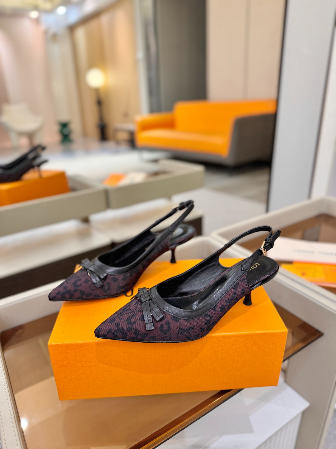 【代购级】、Louis Vuitton 官网春夏系列！完美楦型、中跟后空鞋🆕、官网同步更新Lv五金 “l