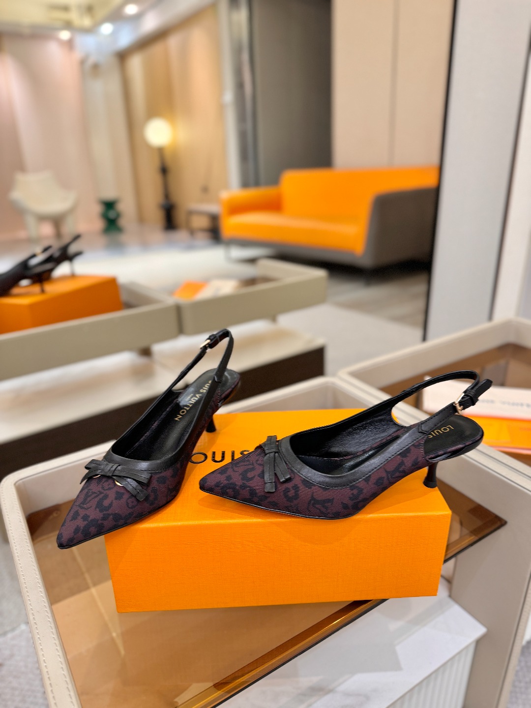 【代购级】、Louis Vuitton 官网春夏系列！完美楦型、中跟后空鞋🆕、官网同步更新Lv五金 “l