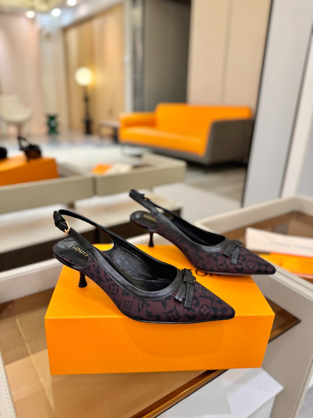 【代购级】、Louis Vuitton 官网春夏系列！完美楦型、中跟后空鞋🆕、官网同步更新Lv五金 “l