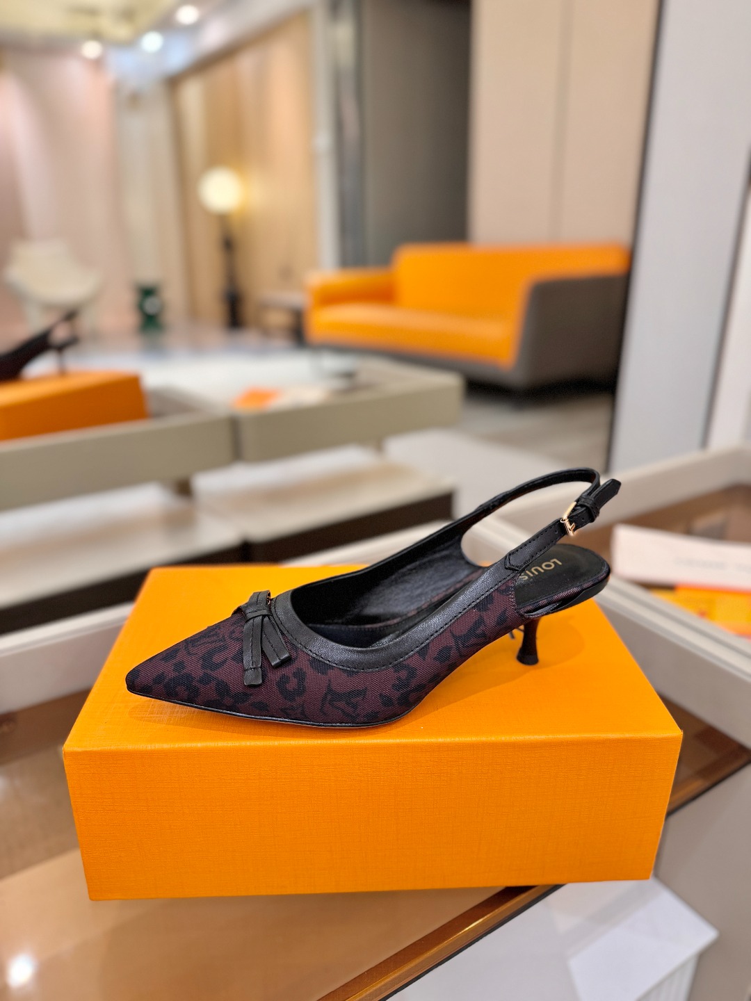 【代购级】、Louis Vuitton 官网春夏系列！完美楦型、中跟后空鞋🆕、官网同步更新Lv五金 “l