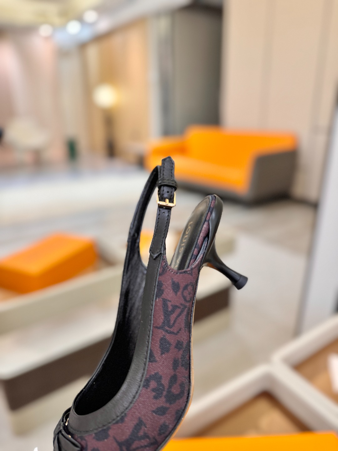 【代购级】、Louis Vuitton 官网春夏系列！完美楦型、中跟后空鞋🆕、官网同步更新Lv五金 “l