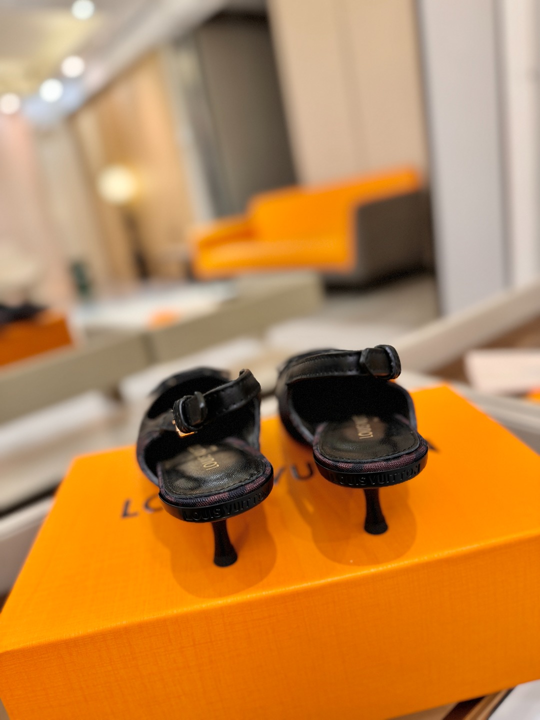 【代购级】、Louis Vuitton 官网春夏系列！完美楦型、中跟后空鞋🆕、官网同步更新Lv五金 “l