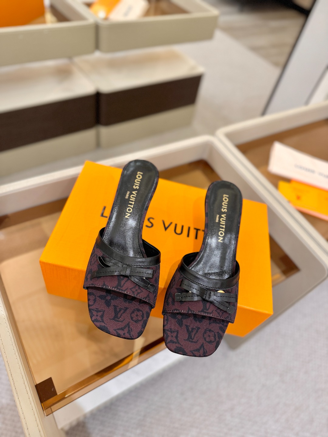 【代购级】、Louis Vuitton 官网春夏系列！完美楦型、中跟拖鞋🆕、官网同步更新Lv五金 “lo