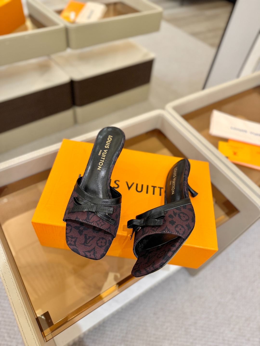 【代购级】、Louis Vuitton 官网春夏系列！完美楦型、中跟拖鞋🆕、官网同步更新Lv五金 “lo