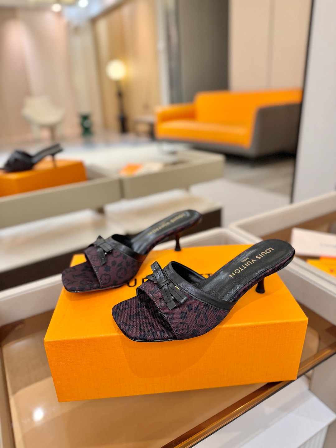 【代购级】、Louis Vuitton 官网春夏系列！完美楦型、中跟拖鞋🆕、官网同步更新Lv五金 “lo