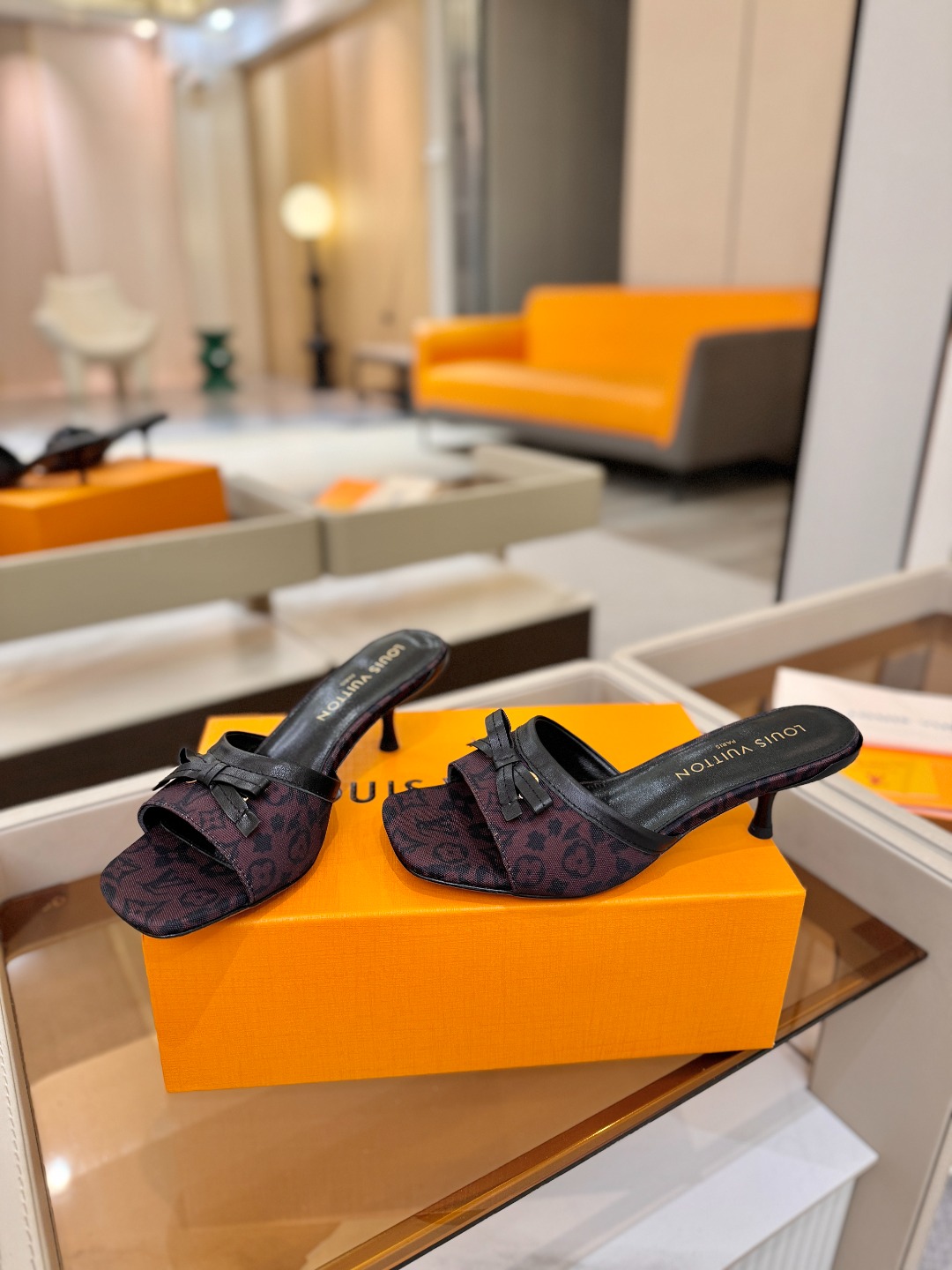 【代购级】、Louis Vuitton 官网春夏系列！完美楦型、中跟拖鞋🆕、官网同步更新Lv五金 “lo