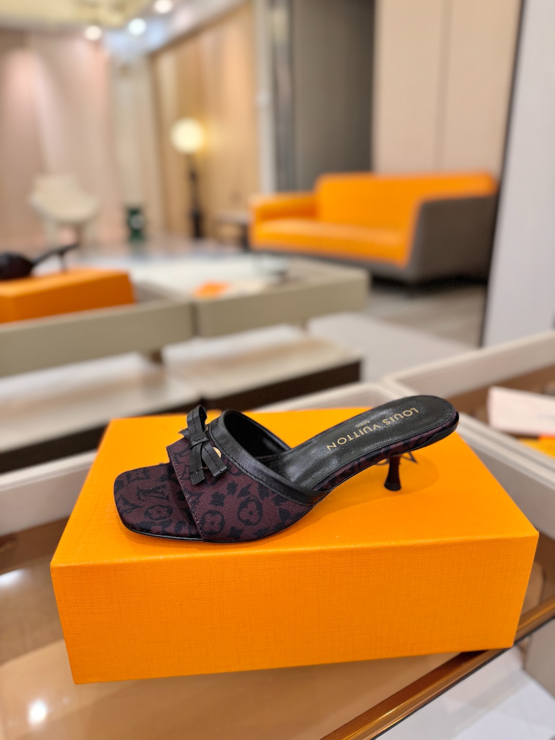 【代购级】、Louis Vuitton 官网春夏系列！完美楦型、中跟拖鞋🆕、官网同步更新Lv五金 “lo