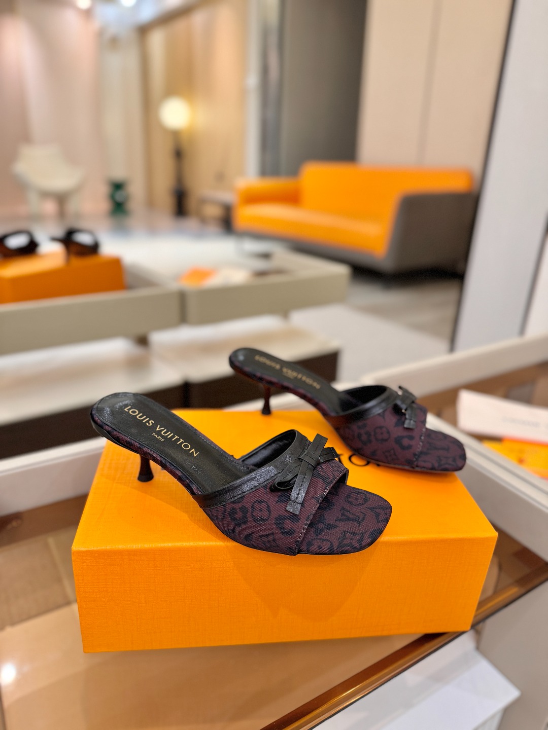 【代购级】、Louis Vuitton 官网春夏系列！完美楦型、中跟拖鞋🆕、官网同步更新Lv五金 “lo