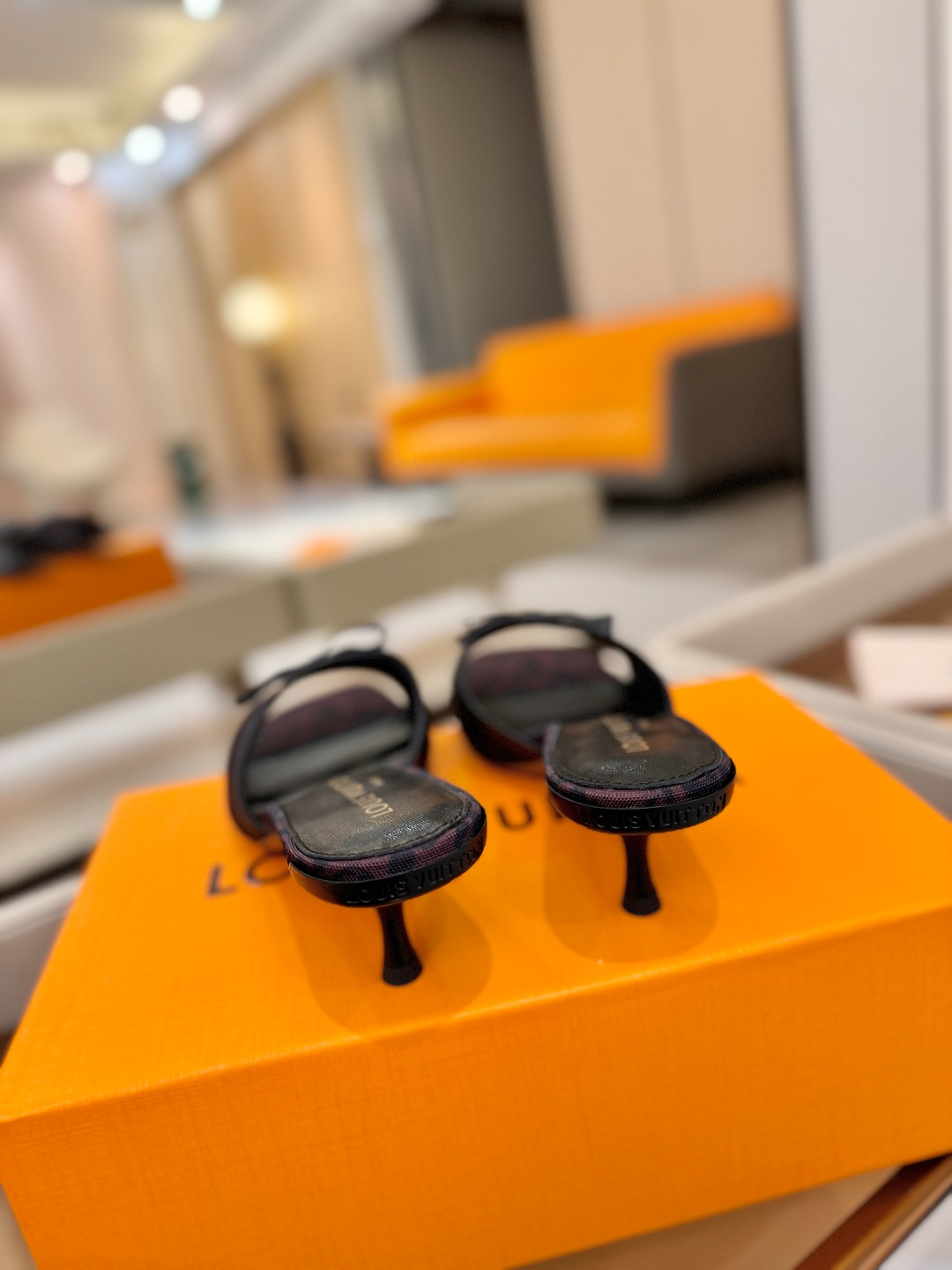 【代购级】、Louis Vuitton 官网春夏系列！完美楦型、中跟拖鞋🆕、官网同步更新Lv五金 “lo