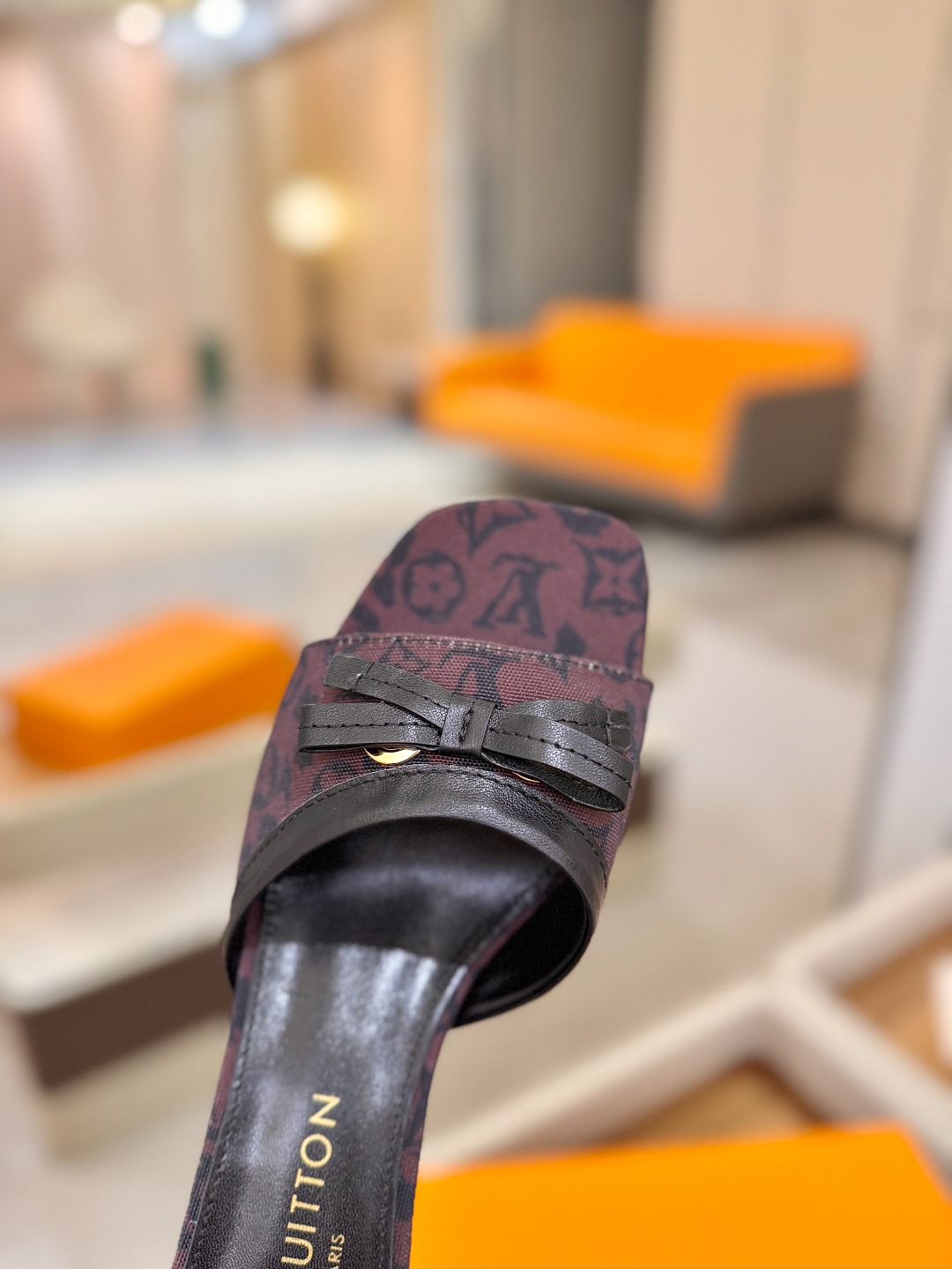 【代购级】、Louis Vuitton 官网春夏系列！完美楦型、中跟拖鞋🆕、官网同步更新Lv五金 “lo