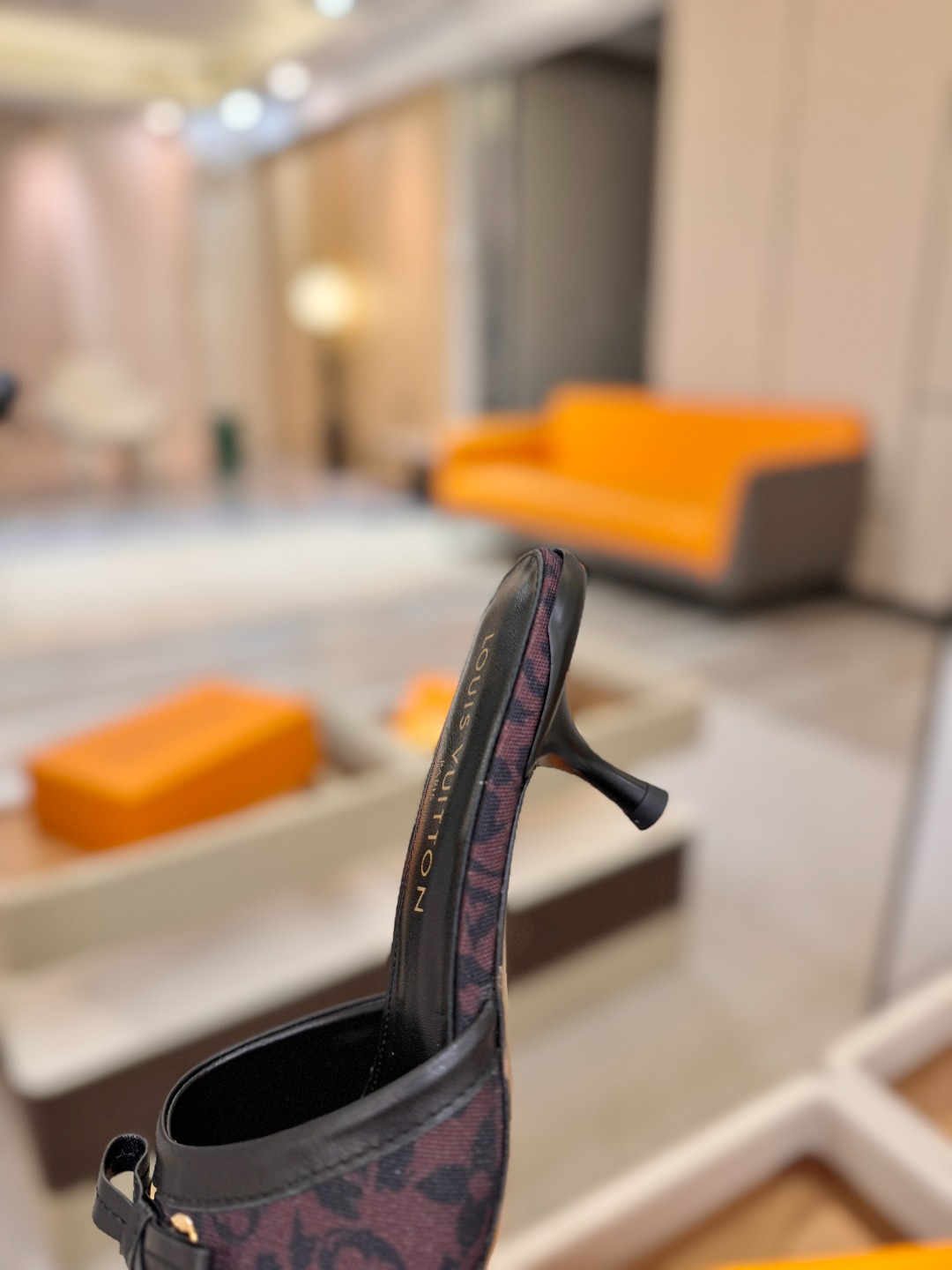 【代购级】、Louis Vuitton 官网春夏系列！完美楦型、中跟拖鞋🆕、官网同步更新Lv五金 “lo