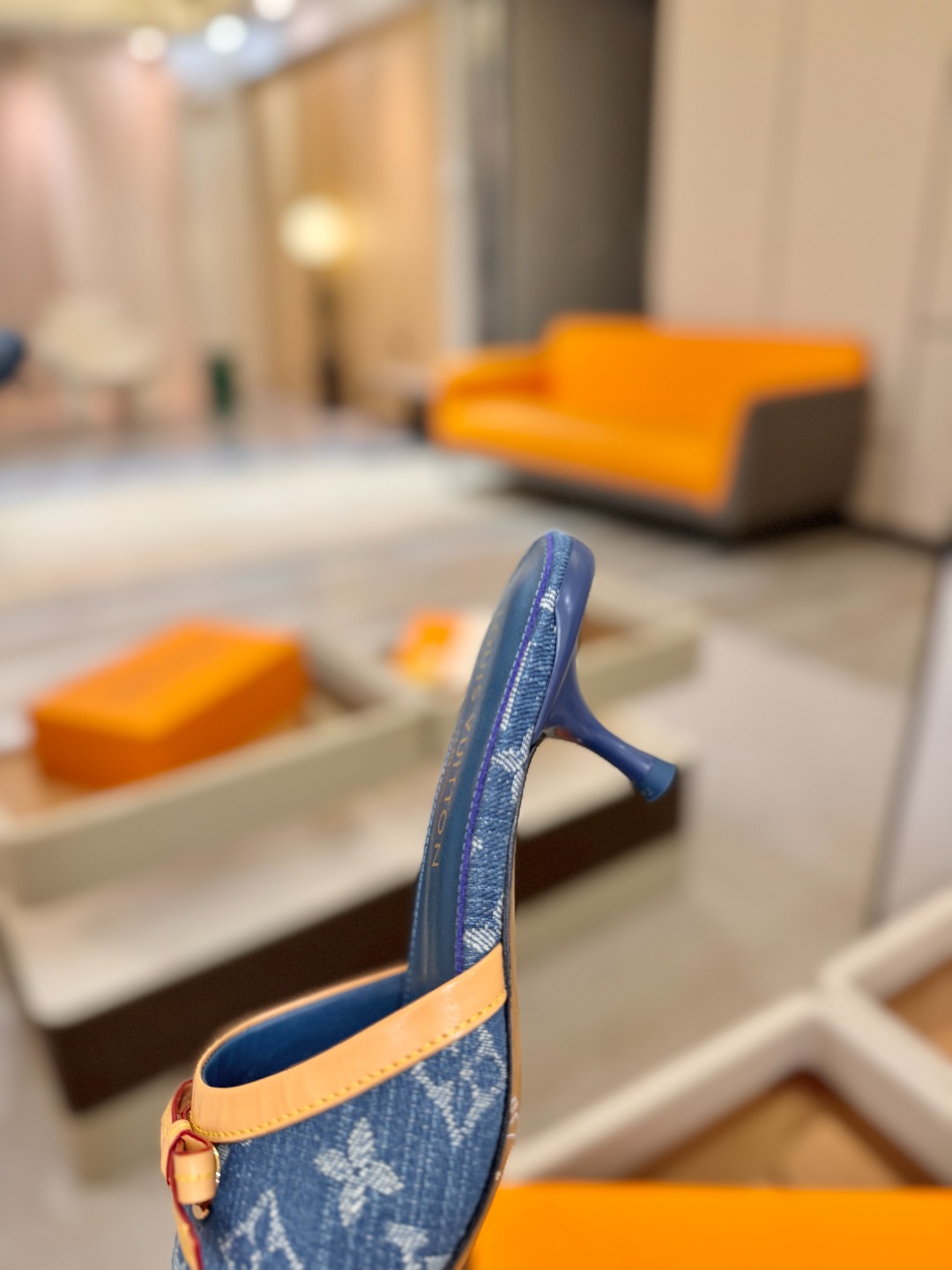 【代购级】、Louis Vuitton 官网春夏系列！完美楦型、中跟拖鞋🆕、官网同步更新Lv五金 “lo