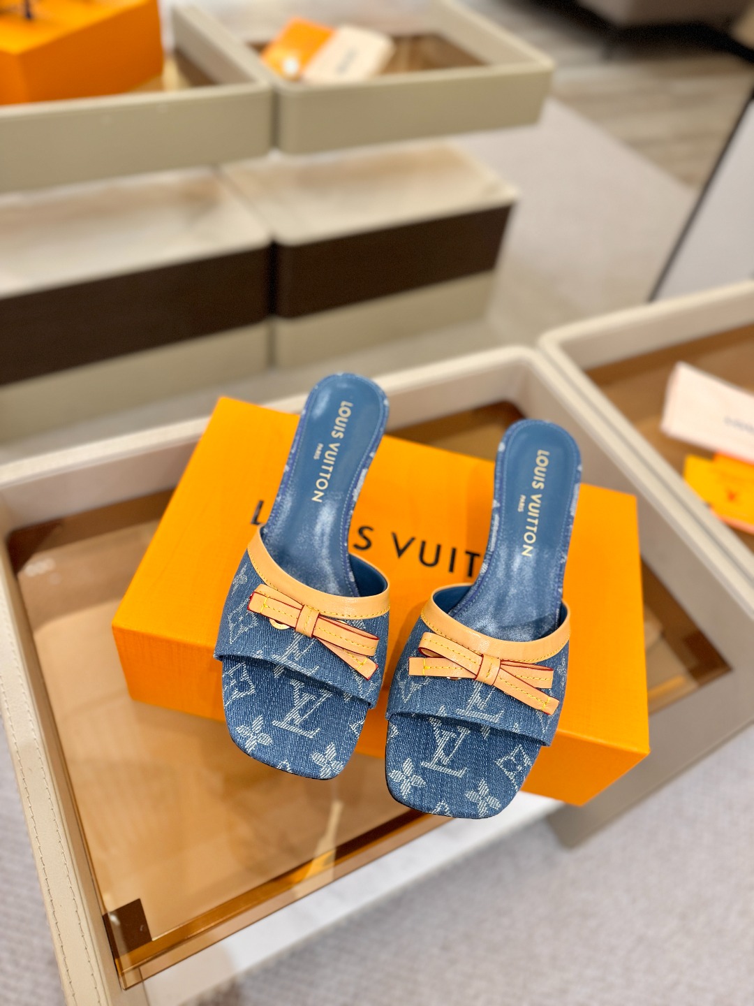 【代购级】、Louis Vuitton 官网春夏系列！完美楦型、中跟拖鞋🆕、官网同步更新Lv五金 “lo