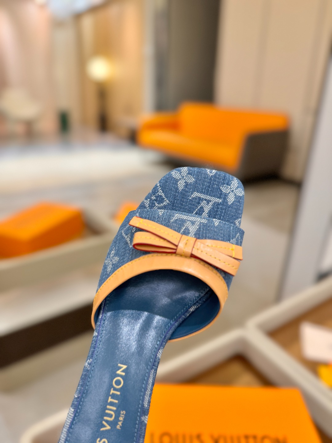 【代购级】、Louis Vuitton 官网春夏系列！完美楦型、中跟拖鞋🆕、官网同步更新Lv五金 “lo