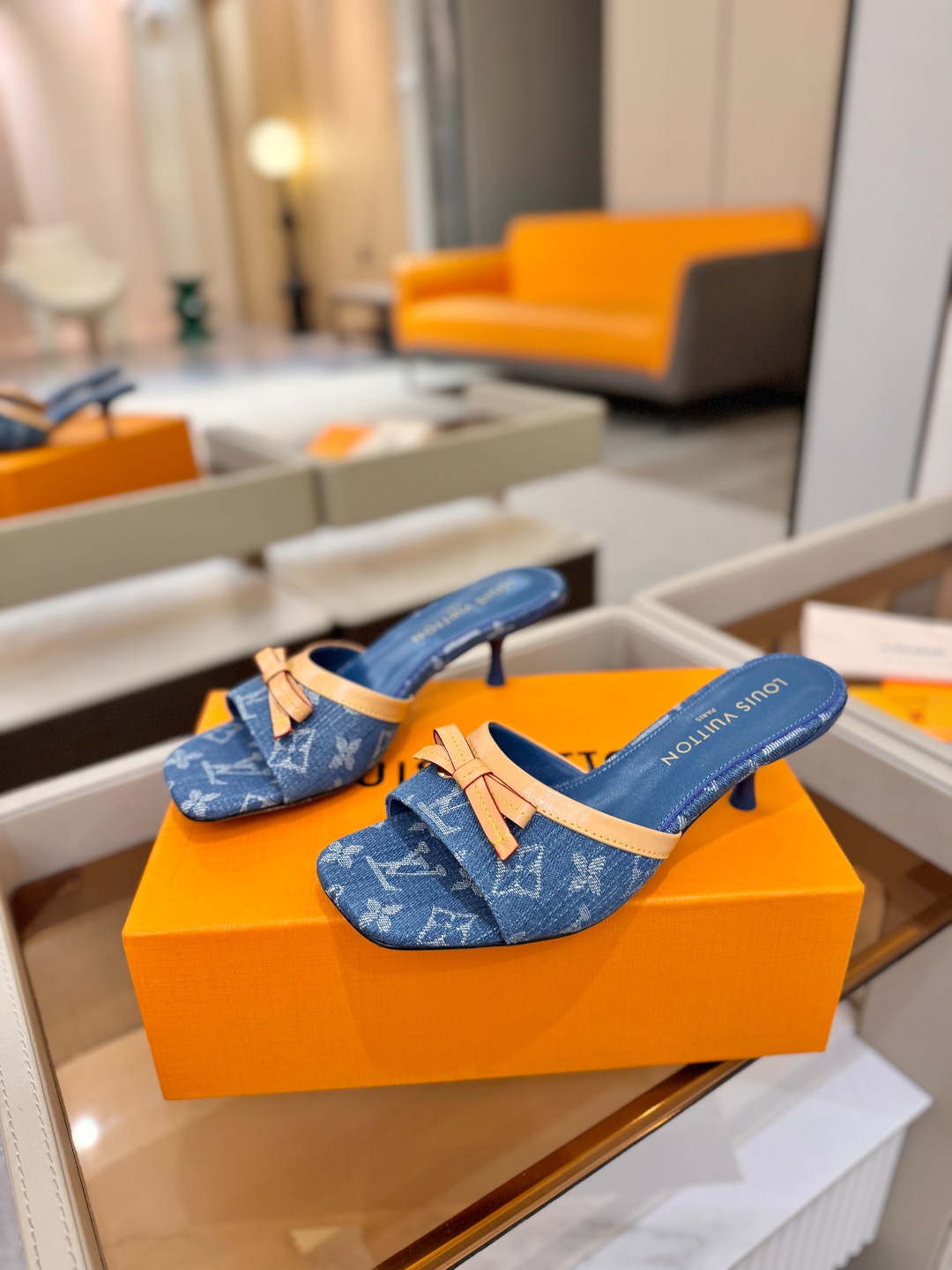 【代购级】、Louis Vuitton 官网春夏系列！完美楦型、中跟拖鞋🆕、官网同步更新Lv五金 “lo
