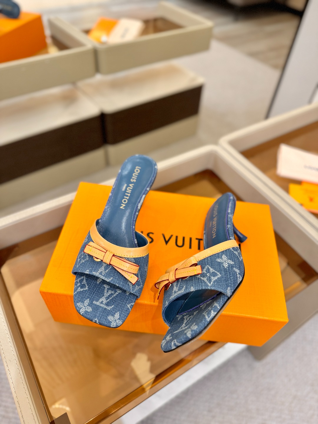 【代购级】、Louis Vuitton 官网春夏系列！完美楦型、中跟拖鞋🆕、官网同步更新Lv五金 “lo