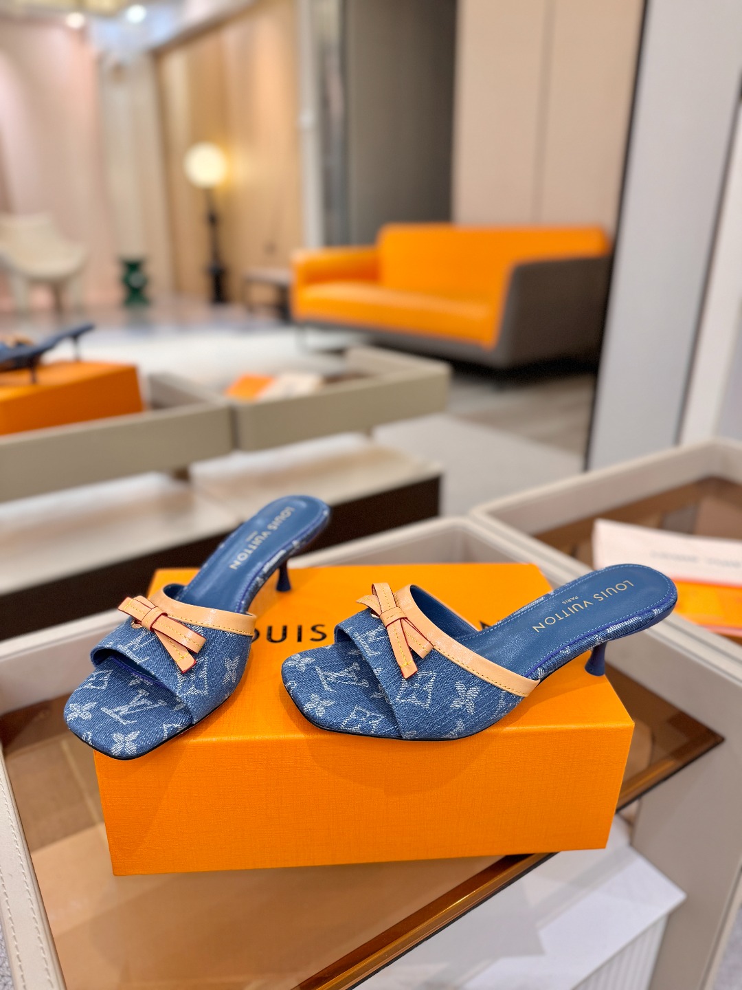 【代购级】、Louis Vuitton 官网春夏系列！完美楦型、中跟拖鞋🆕、官网同步更新Lv五金 “lo