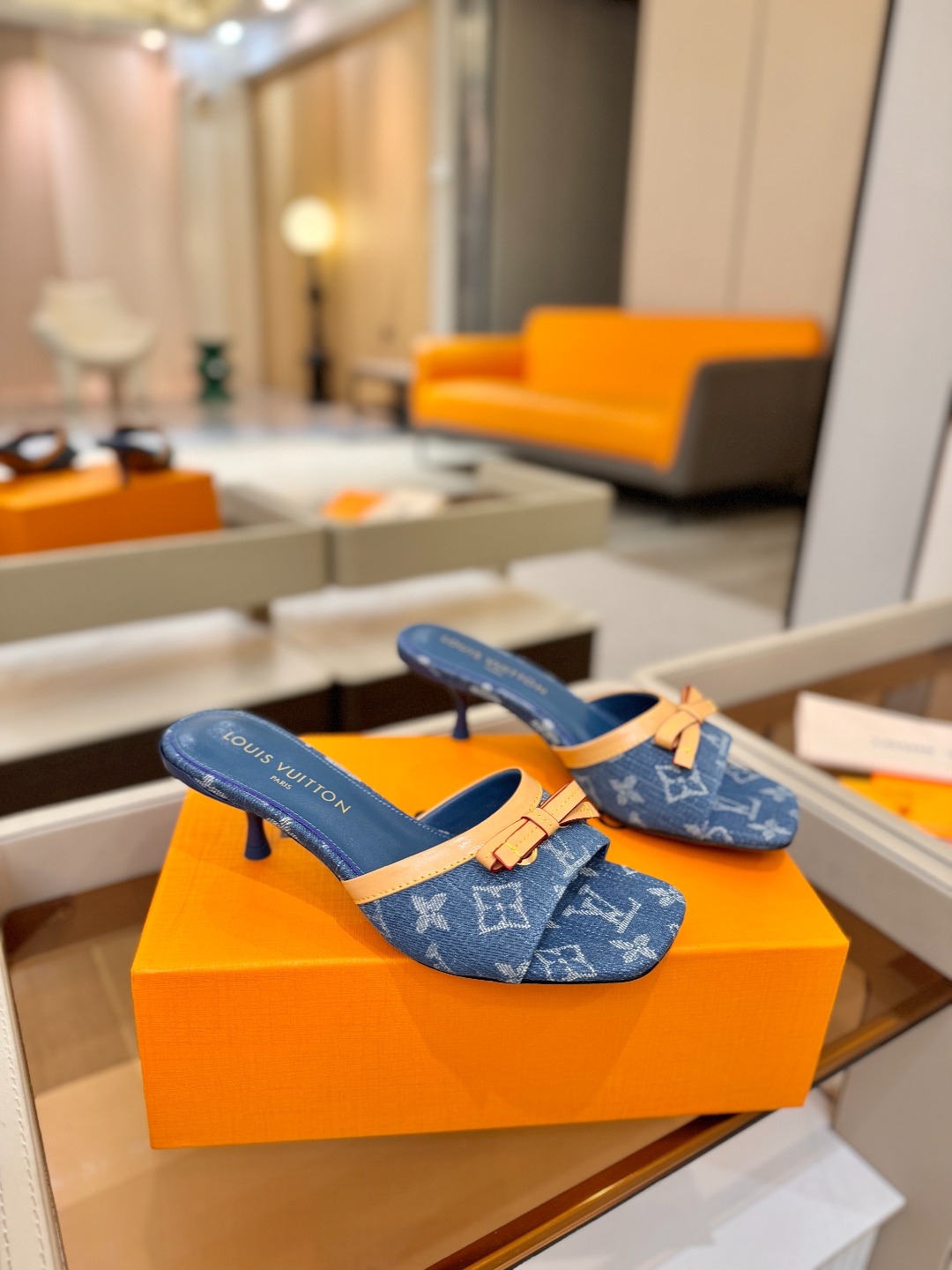 【代购级】、Louis Vuitton 官网春夏系列！完美楦型、中跟拖鞋🆕、官网同步更新Lv五金 “lo