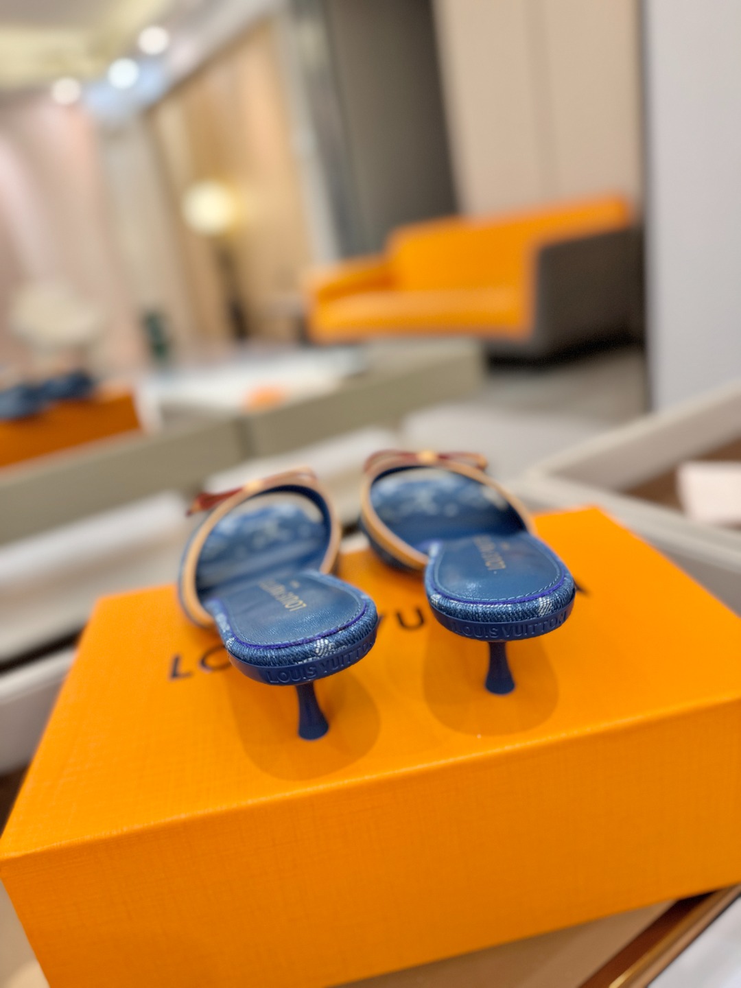 【代购级】、Louis Vuitton 官网春夏系列！完美楦型、中跟拖鞋🆕、官网同步更新Lv五金 “lo